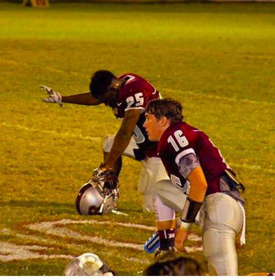 Photo of high school football player praying for injured teammate goes