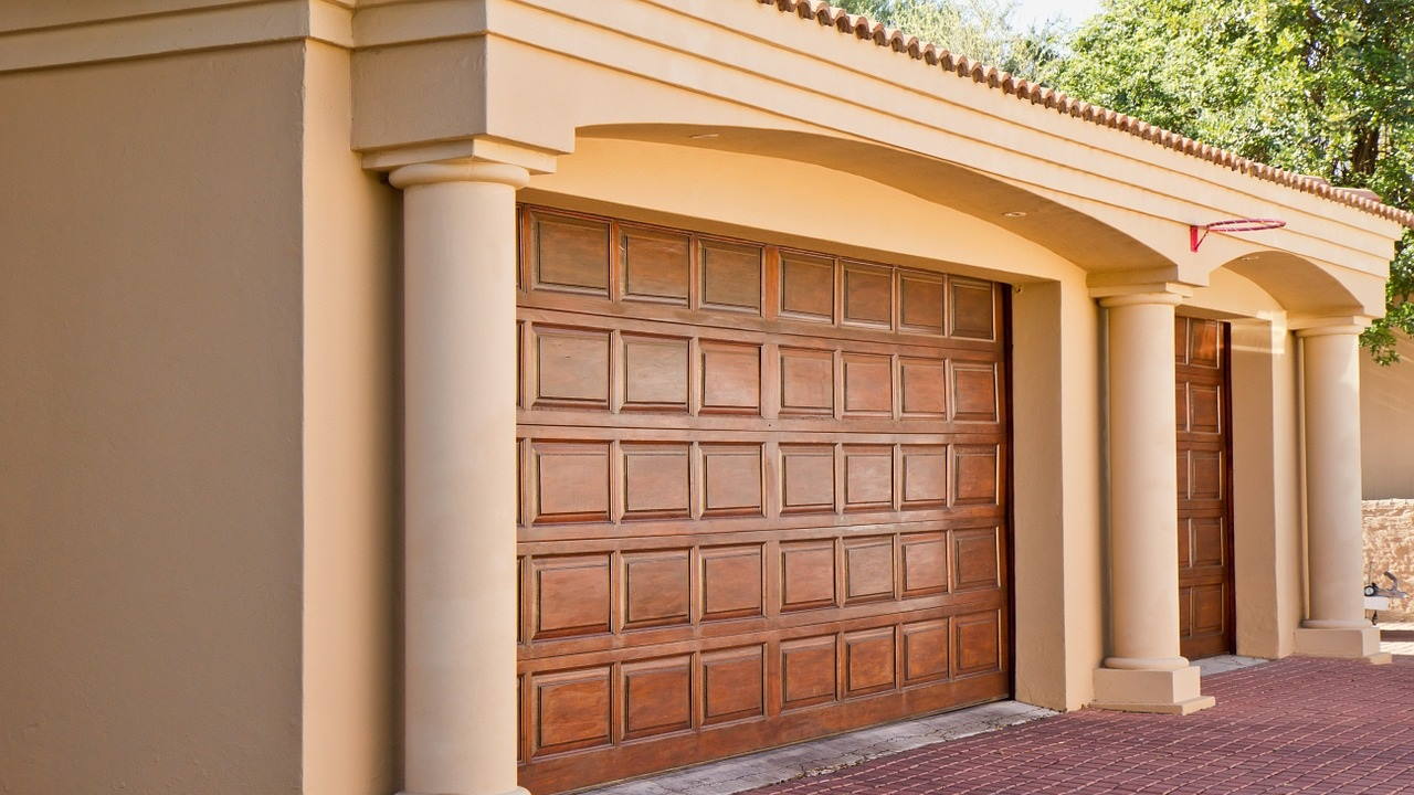 Group rams into garage door in Albuquerque neighborhood WPXI