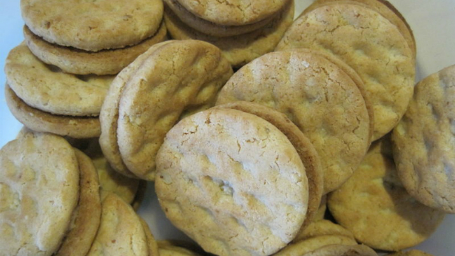 Girl Scout returning to store where she was almost robbed to