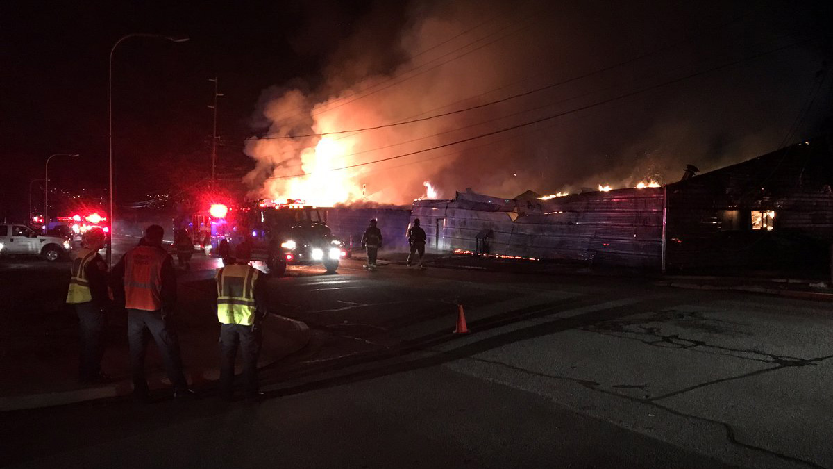 Massive fire rips through Wenatchee warehouse – KIRO 7 News Seattle